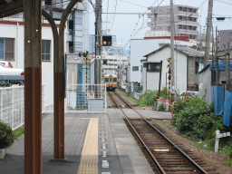 伊予鉄道「土橋駅」ホームに近づいてくる郊外電車