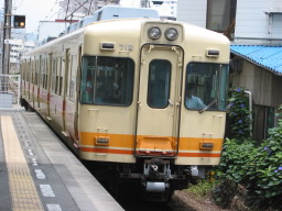 伊予鉄道「土橋駅」ホームに到着しつつある郊外電車