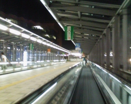 JR小倉駅周辺の陸橋上にある動く歩道。