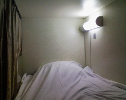 2等寝台の寝床の壁に据え付けられている蛍光灯