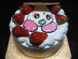 娘の4歳の誕生日を祝うために「ケーキ工房 あるもに」で購入したフレッシュプリキュア!のシフォンの絵入りの誕生日ケーキ