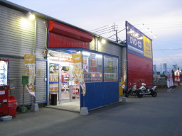 ゲオ松山余戸店の店舗入口付近