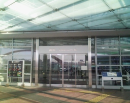 羽田空港第2ターミナルへの入口「出発　Departures 4」