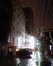 ホテル リステル新宿の外観（夜）