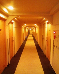 ホテル リステル新宿の客室前の通路