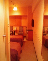 ホテル リステル新宿の客室内（入口ドア付近）