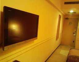 ホテル リステル新宿客室内の壁掛け液晶テレビ