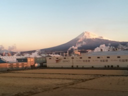 富士山と西濃運輸株式会社　富士支店