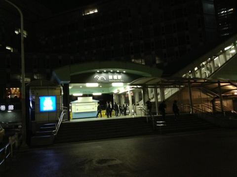 ゆりかもめ新橋駅でゆりかもめに乗車し、夜景に見惚れる