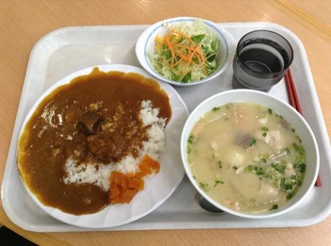 熊本県庁の地下食堂でビーフカレー・サラダ付と豚汁を食べた