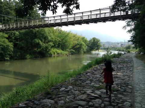 内子フレッシュパークからりの目の前を流れる小田川で遊ぶ