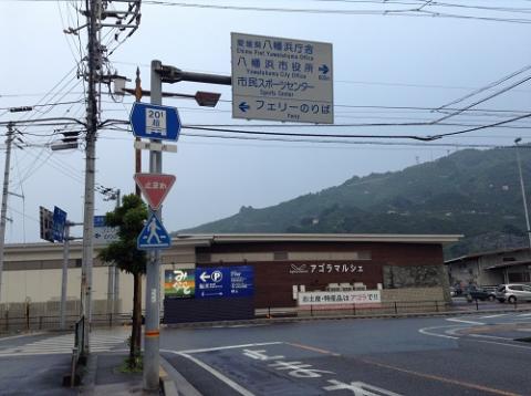 愛媛県道27号の交差点（アゴラマルシェ前）付近を歩いて見える光景