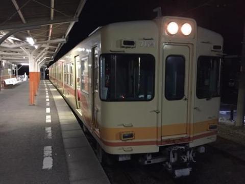 夜の静かな伊予鉄道高浜駅から乗る20時43分発の貸切電車