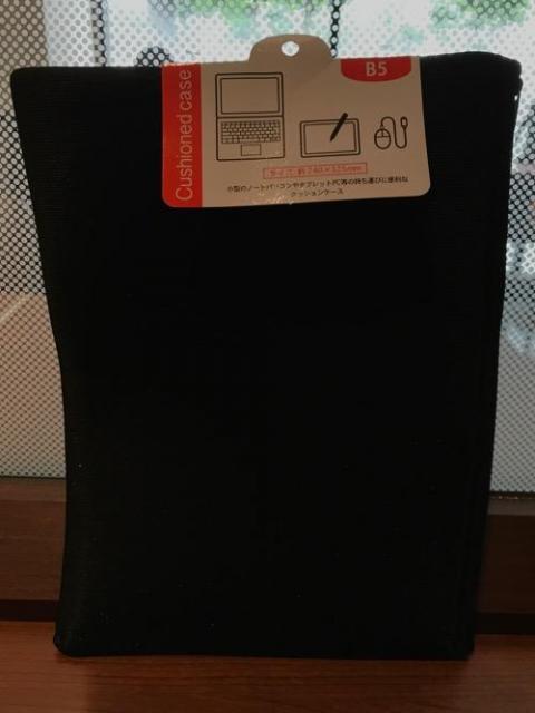 100円ショップ・キャンドゥでB5サイズのパソコンに使えるケースを購入した
