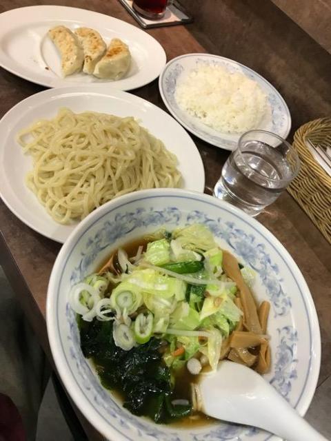 上野駅近くのラーメン屋・らーめん花の華の野菜つけ麺が野菜山盛りでおいしかった