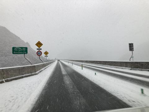 国道33号 三坂道路 積雪の状況（2024年3月2日8時30分頃）