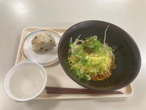 松山市役所別館地下1階 食堂 汁なし担々麵 おにぎり 540円でおいしい！