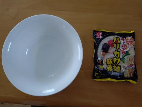 袋麺「チャルメラ バリカタ豚骨」×トマトを100均レンジ食器で簡単調理