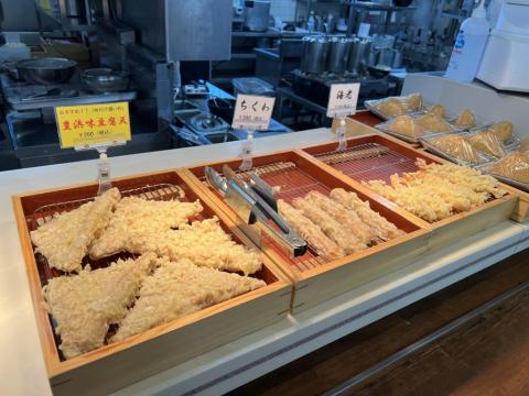 豊浜サービスエリア上り｜讃岐うどん ぴっぴ亭の豊浜肉玉うどん・豊浜味豆腐天を実食レビュー