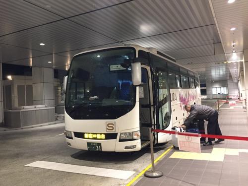 新宿バスターミナルに停車中のさくら観光の夜行バス