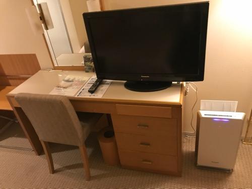 ホテルニューオータニ高岡の客室入口から見た禁煙シングルルームの机、テレビ