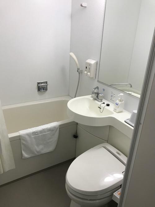 コンフォートホテル八戸のシングルルームの浴室内（浴槽、シャワー、洗面台、洋式トイレ）