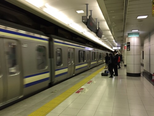 成田空港第二ターミナル 空港第二ビル駅のホームに到着しつつある総武快速線の最終列車
