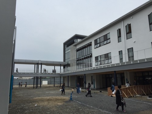 余土中学校 新校舎の武道場・プール棟(左)と校舎棟(右)