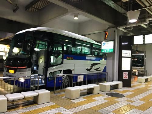 万代シテイバスセンター7番乗り場に停車中の仙台行の高速バス（側面）