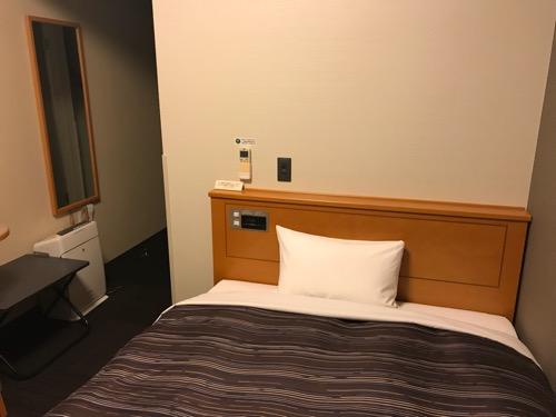 ホテルルートイン新潟県庁南の禁煙シングルルームのベッド
