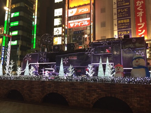 新橋SL広場クリスマスイルミネーションで飾られた蒸気機関車の側面より