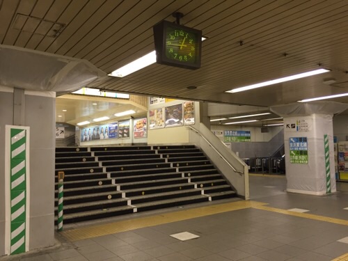 JR新橋駅の山手線、京浜東北線のホームに上がるための階段