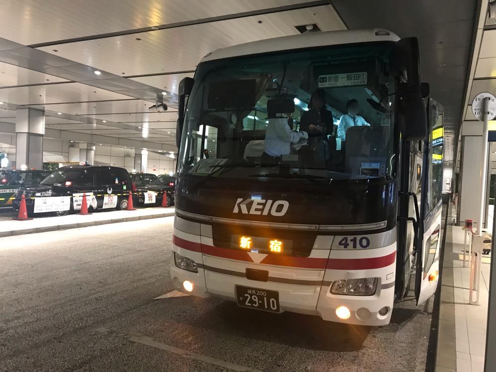 飯田駅からバスタ新宿南口のバス降車場に到着した高速バス