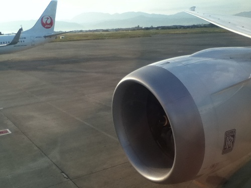 ANA 582便の右翼のエンジン付近の座席から見た松山空港離陸前の風景