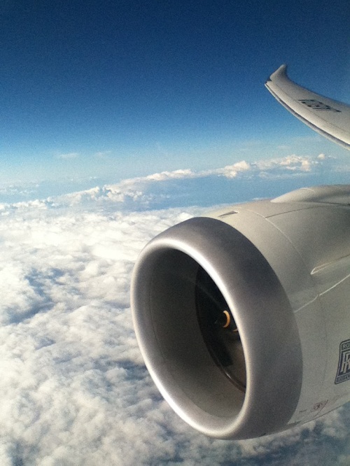 ANA 582便の右翼のエンジン付近の座席から見た松山空港離陸後の風景