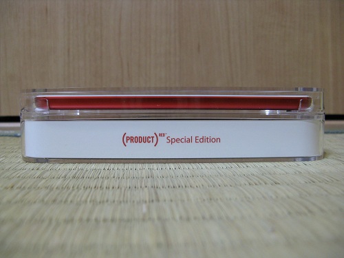刻印入りiPod touch 32GB - (PRODUCT) REDの写真……iPod Touchの右側、つまり、音量調節ボタンがない側