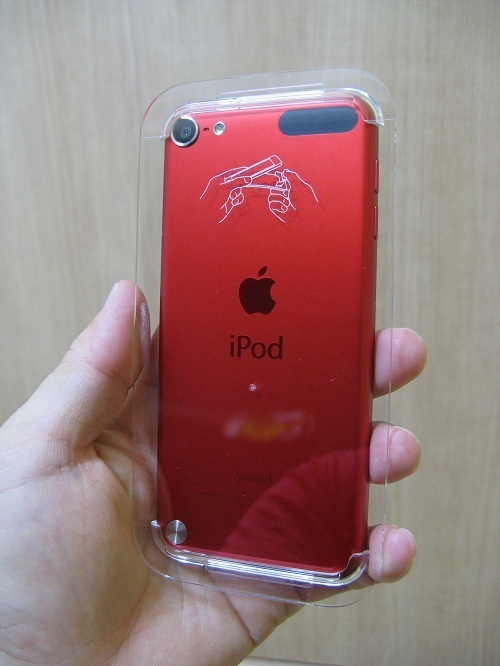 刻印入りiPod touch 32GB - (PRODUCT) REDの写真……プラスチックカバーで覆われている