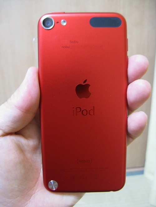 刻印入りiPod touch 32GB - (PRODUCT) REDの写真……iPod Touch本体の背面