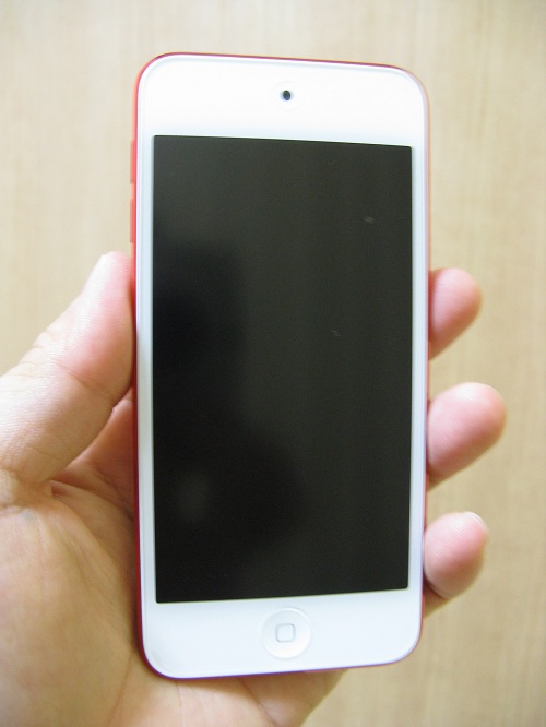 刻印入りiPod touch 32GB - (PRODUCT) REDの写真……iPod Touch本体の正面