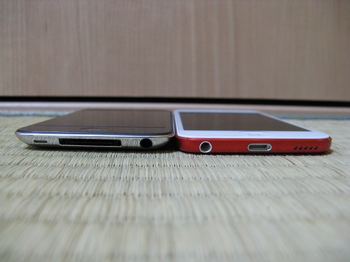 iPod touch 4とiPod touch 5の見た目の比較（底面）