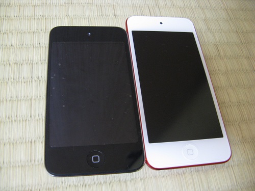 iPod touch 4とiPod touch 5の見た目の比較（正面／液晶面側）