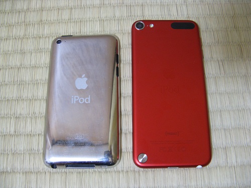 iPod touch 4とiPod touch 5の見た目の比較（背面）