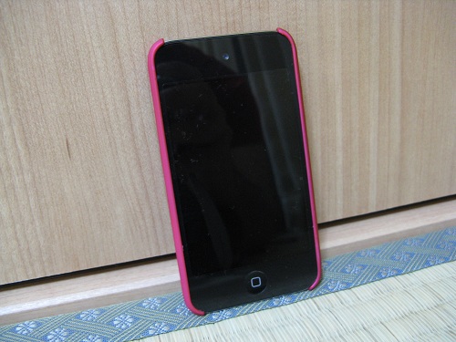 iPod touch（第4世代）用の保護ケース（moshi iGlaze 4 ホットピンク）（装着時／液晶面側）