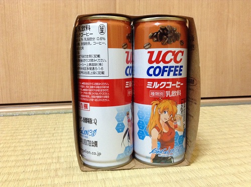 「UCCミルクコーヒー　エヴァンゲリヲン缶　特製6缶パック」のパッケージ横から見える缶コーヒー（アスカが見える）