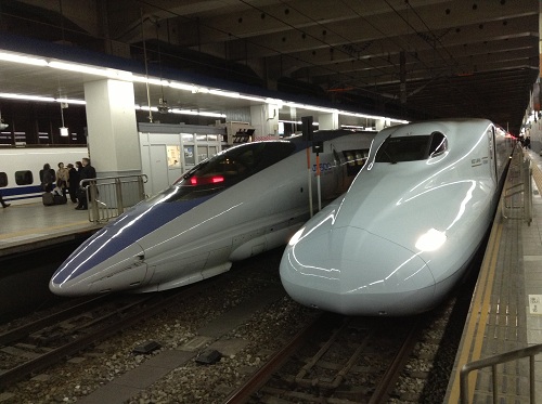 こだま822号広島行新幹線の左隣に停車する500系の新幹線