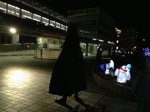 小倉駅・新幹線口（駅の北側）の宇宙海賊キャプテンハーロック（後姿）と雪だるま