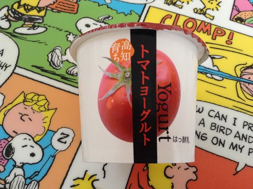「高知育ち　トマトヨーグルト」（ひまわり乳業株式会社）のカップ側面の美味しそうなトマトの絵