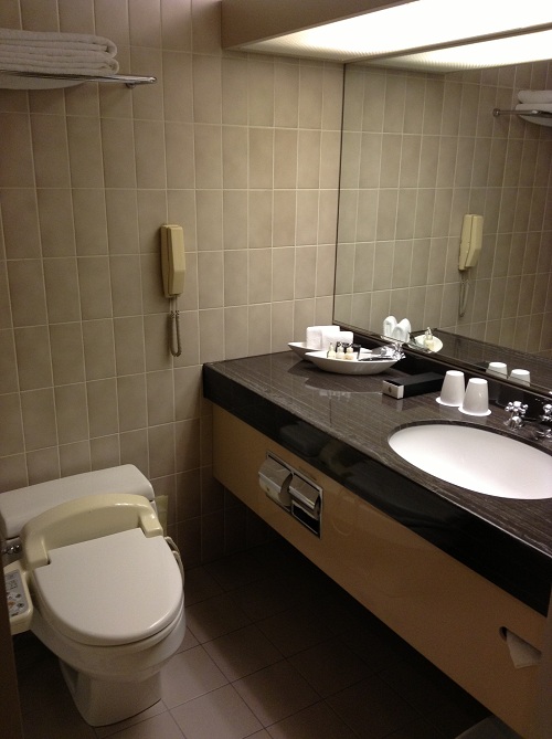 ヨコハマ グランド インターコンチネンタル ホテルの浴室内（洗面所とトイレ）