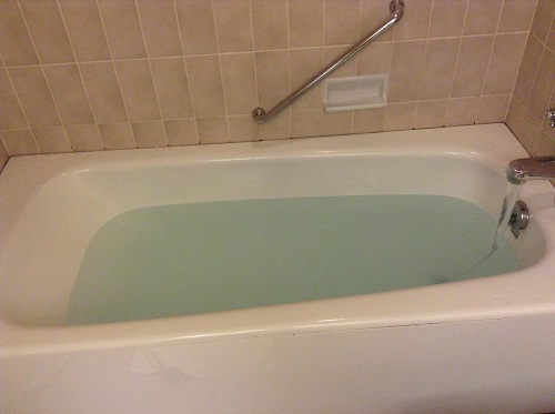 ヨコハマ グランド インターコンチネンタル ホテルの浴槽（入浴剤「BATH SALT」投入後）