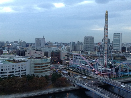 ヨコハマ グランド インターコンチネンタル ホテルの13階の部屋から眺めた横浜みなとみらい地区21付近（観覧車側）の朝6時20分の風景